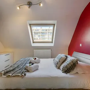 https://superb-modern-duplex-apartment-right-by-the-sea-and-the.hotelsghent.com